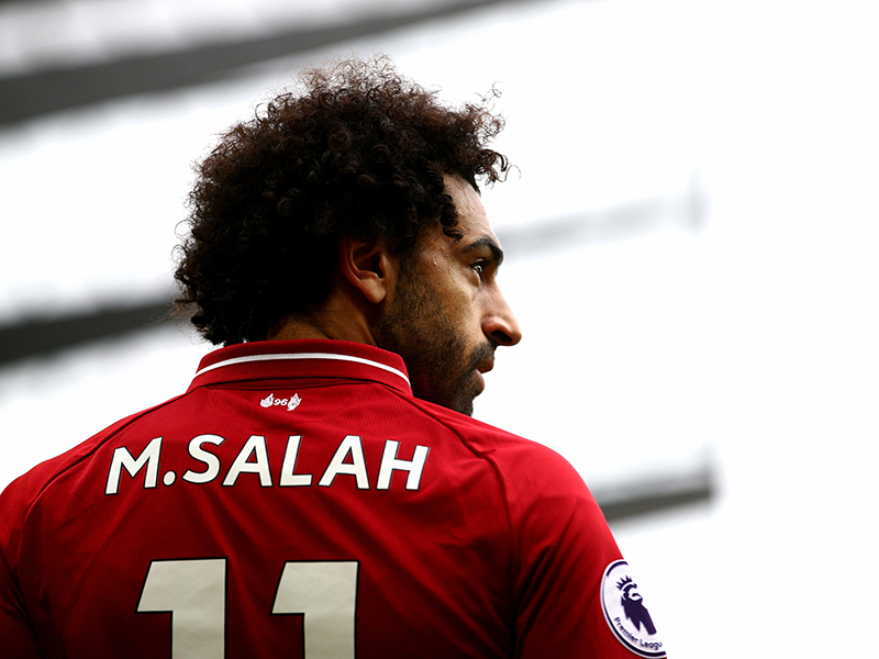 محمد صلاح على غلاف مجلة عالمية وإطلالات شبابية من دور أزياء شهيرة